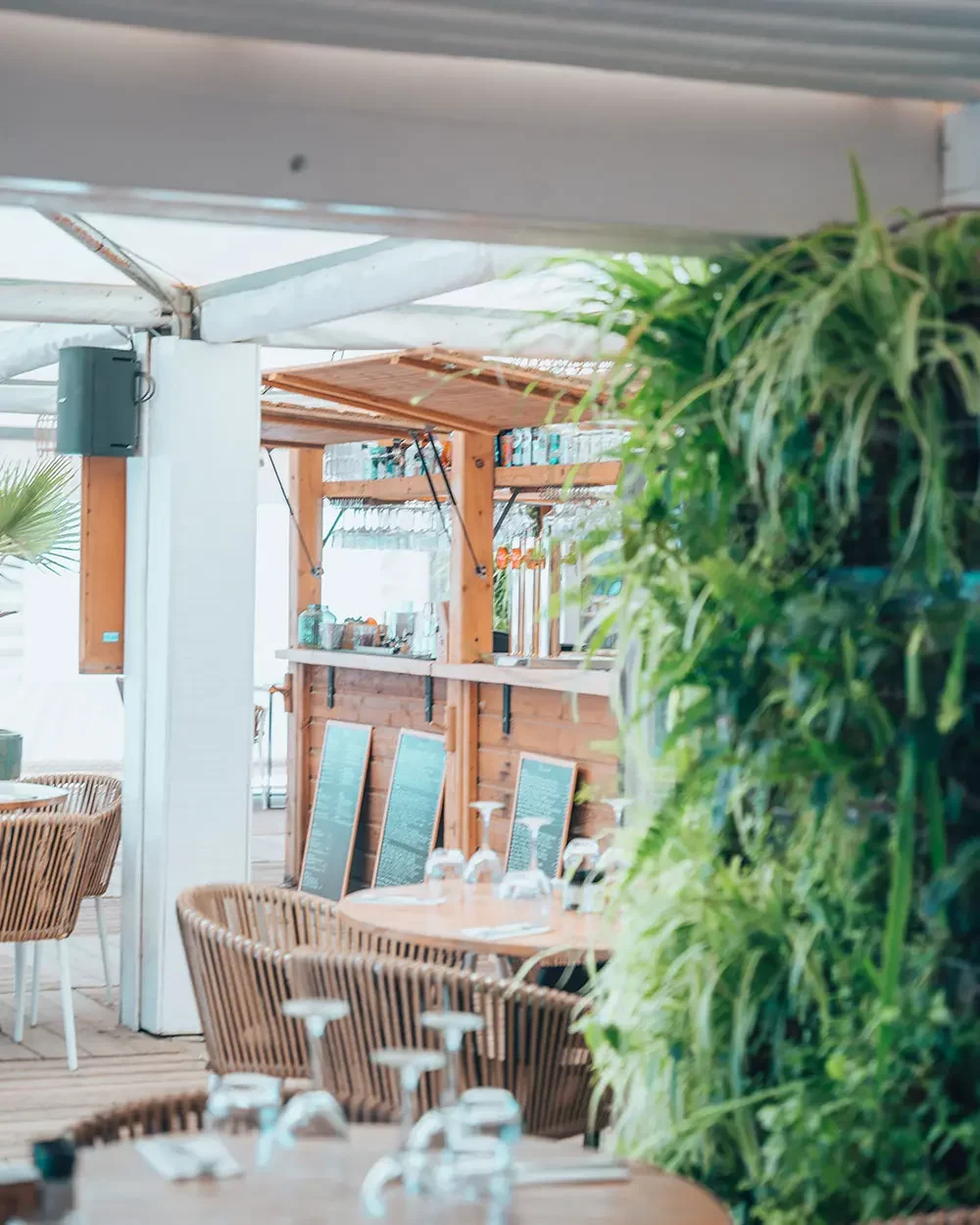 Interieur-club-de-plage-salle-restaurant